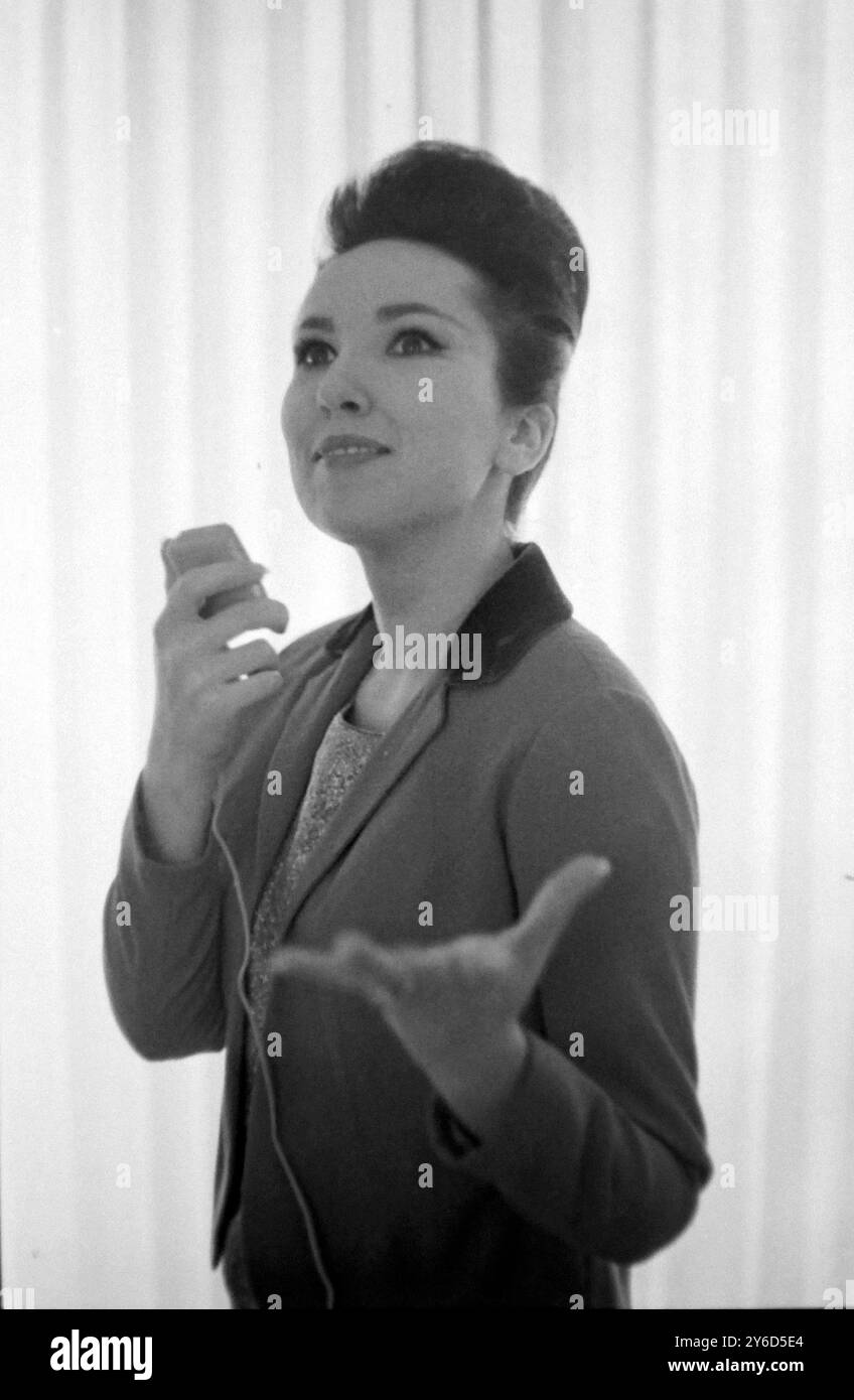 POP SINGER LULU PORTER IN NEW YORK / ; 8 AUGUST 1963 Stock Photo - Alamy