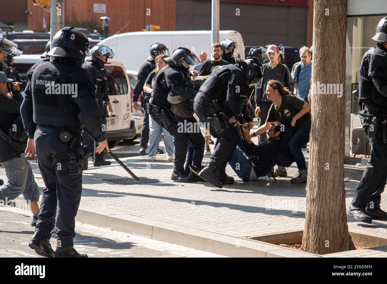 Clashes between police and protesters at the entrance of the real estate fair The District in Barcelona. The protesters threw Holi powder, which provoked police charges.  Enfrentamientos entre policía y manifestantes a las puertas de la feria inmobiliaria The District en Barcelona. Los manifestantes lanzaron polvos holi, lo que provocó las cargas policiales  News, politics,Barcelona Spain  Wednesday, September 25, 2024 (Photo by Eric Renom/LaPresse) Stock Photo