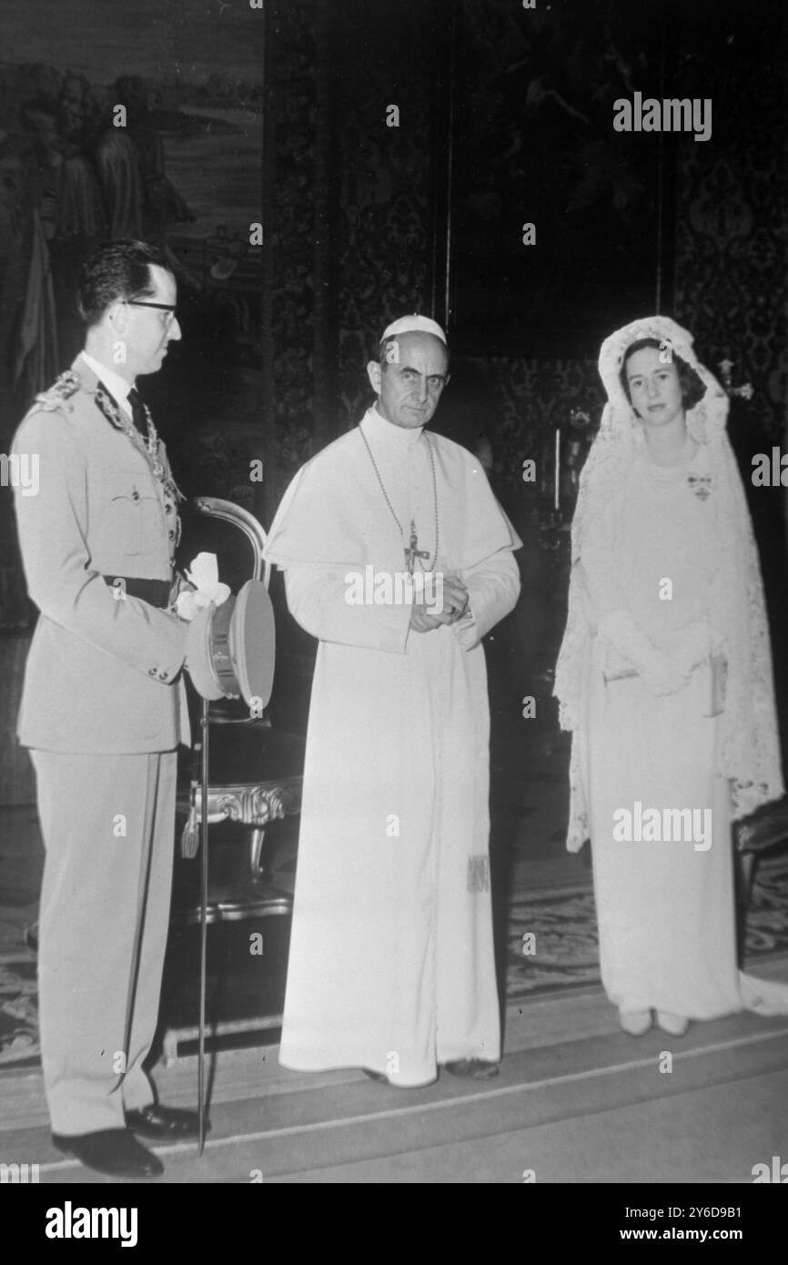 KING BAUDOUIN WITH QUEEN FABIOLA AND POPE PAUL VI IN VATICAN CITY, ROME /  ;  3 JULY 1963 Stock Photo