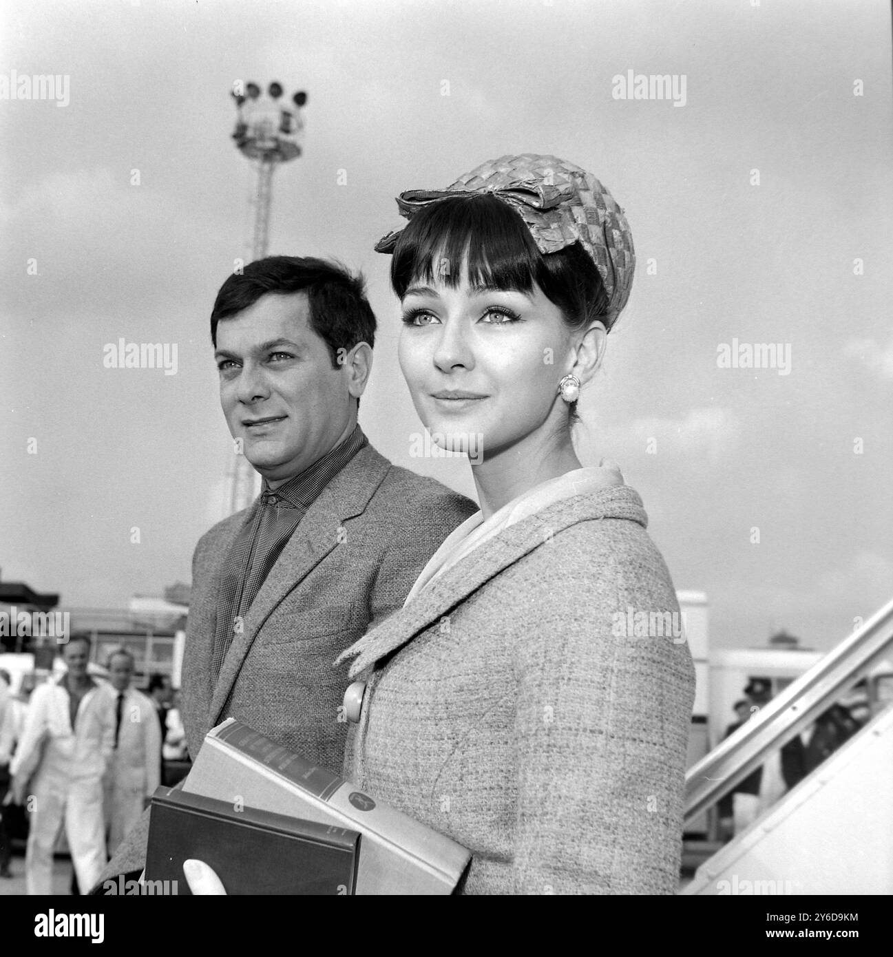 ACTOR TONY CURTIS WITH WIFE CHRISTINE KAUFFMAN AT LONDON AIRPORT   ;  1 JULY 1963 Stock Photo