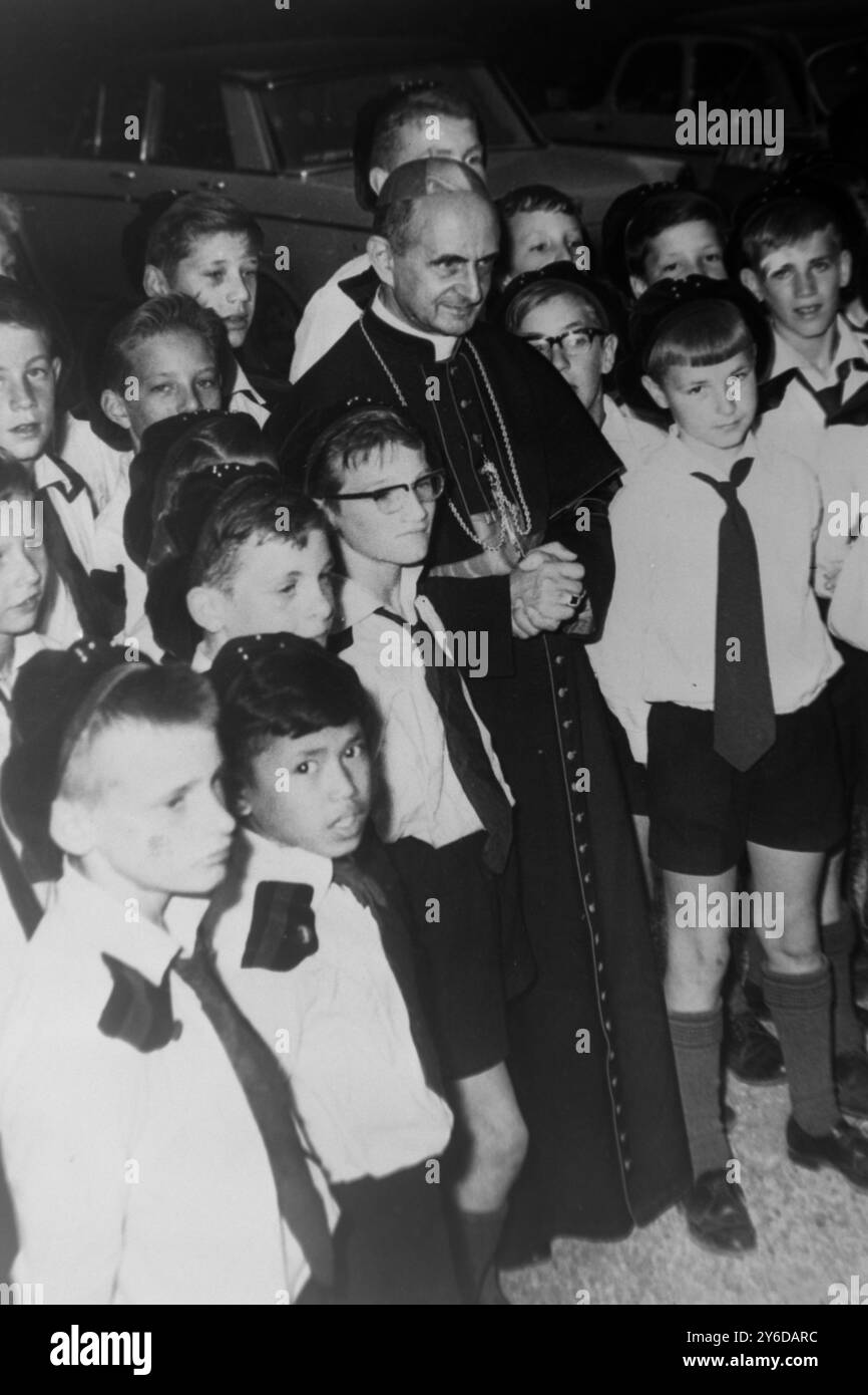 THE NEW POPE IS CARDINAL GIOVANNI BATTISTA MONTINI IN VATICAN CITY, ROME, ITALY - WITH  CHILDREN ARCHBISHOP OF MILAN /  ;  21 JUNE 1963 Stock Photo