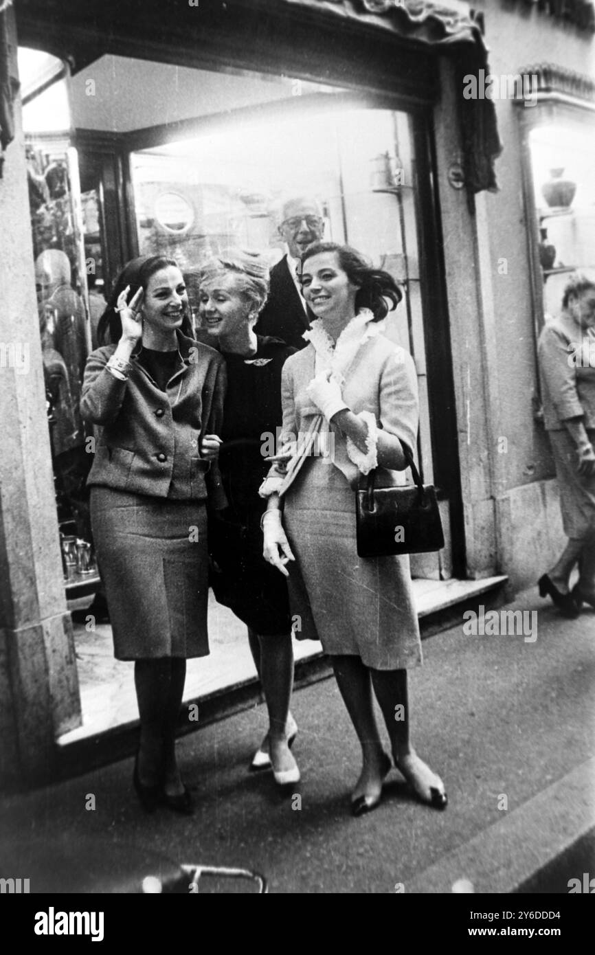 ITALIAN ACTRESS PIER ANGELI AND SISTER MARISA PAVAN SHOPPING IN ROME ITALIAN ACTRESS PIER ANGELI AND SISTER MARISA PAVAN SHOPPING IN ROME