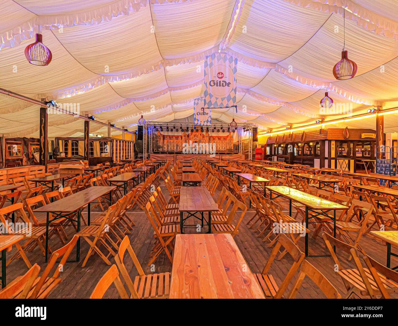 OKtoberfest 2024 in Hannover Noch sind die Festzelte auf dem