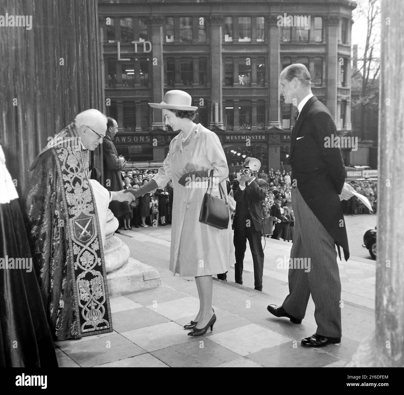 QUEEN ELIZABETH II WITH PRINCE PHILIP AT ST PAULS CATHEDRAL IN LONDON