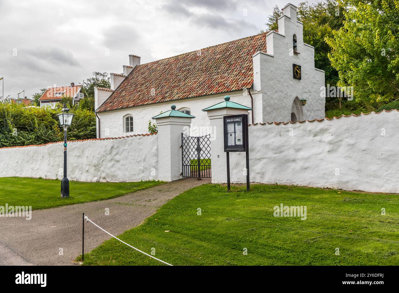 Picturesque houses in the harbour town of Arilds hamn. Sankt Arilds väg, Höganäs kommun, Skåne, Sweden Stock Photo