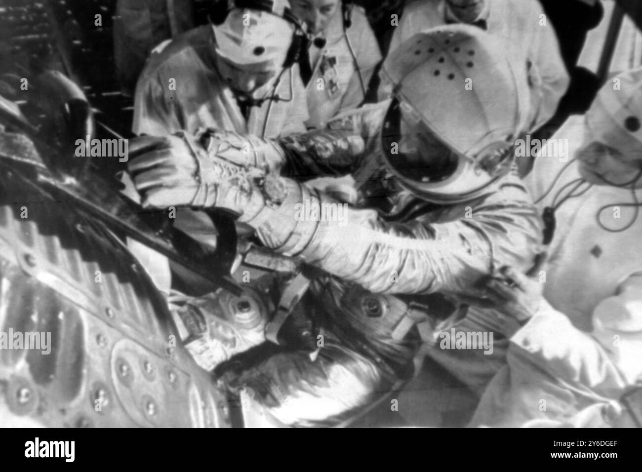 Space Base Gordon SPACE TRAVEL ASTRONAUT GORDON COOPER ENTERS MERCURY SPACE CAPSULE FAITH ...