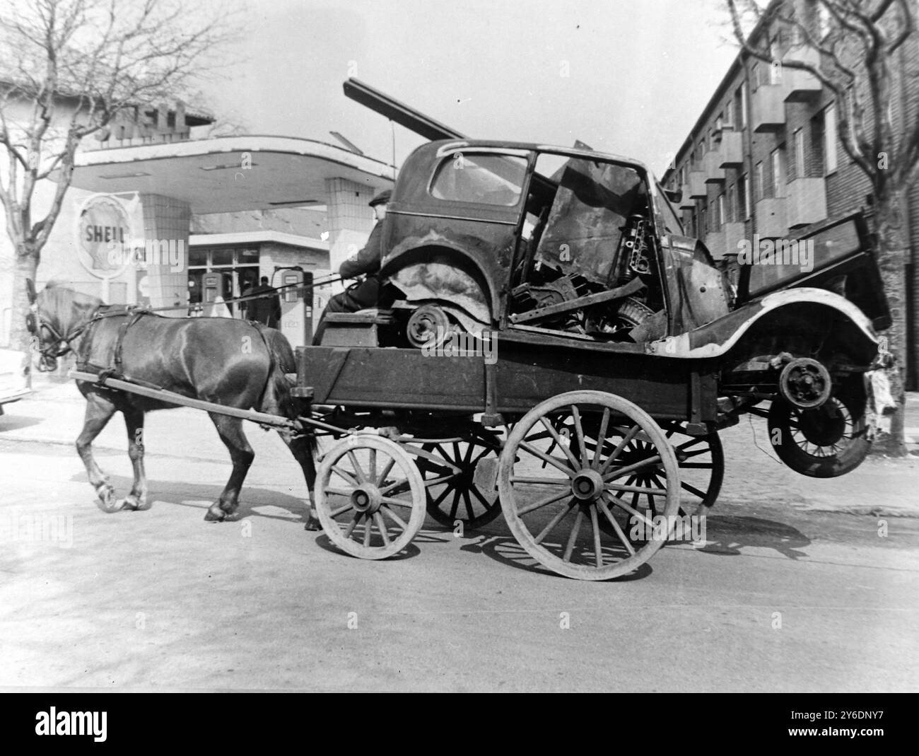 Rag and bone man black and white hi-res stock photography and images ...