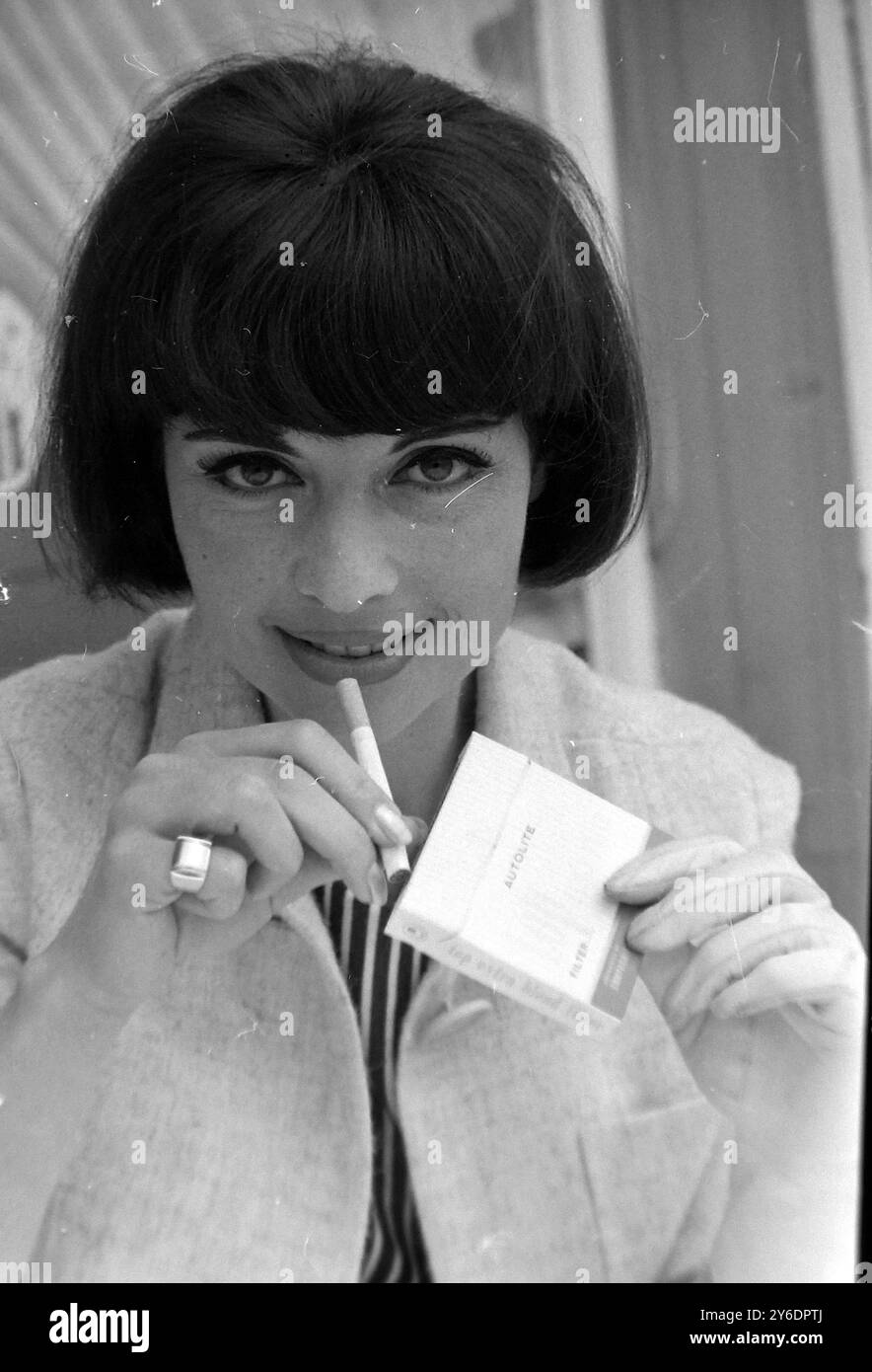 CIGARETTE SELF LIGHTING CIGARETTE FROM MONACO ; 30 MARCH 1963 Stock Photo
