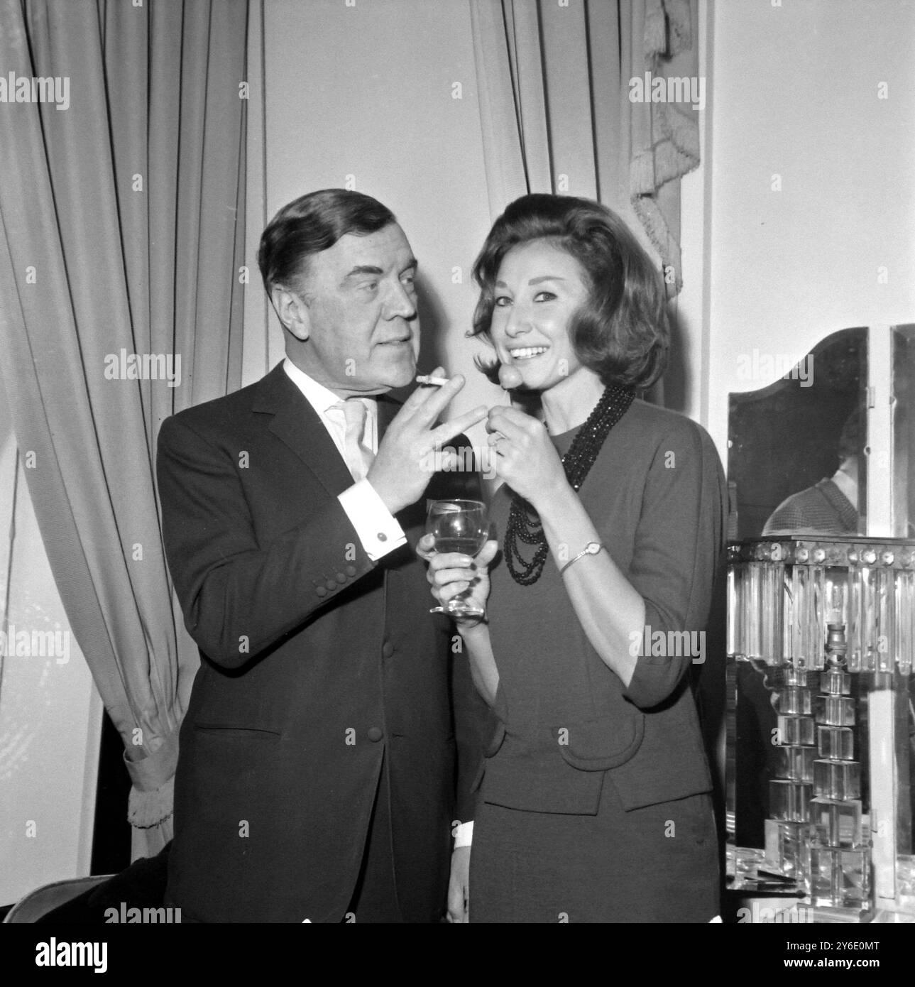 NORMAN HARTNELL WITH MODEL SHEILA ROBB   ;  5 FEBRUARY 1963 Stock Photo