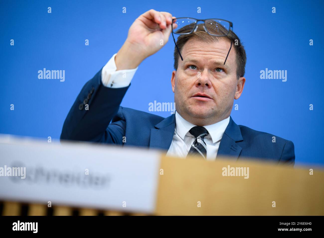 Berlin, Germany. 25th Sep, 2024. Carsten Schneider (SPD), Minister of State for the new federal states and Federal Government Commissioner for Eastern Germany, presents the report by the Federal Government Commissioner for Eastern Germany entitled 'Report 2024 - East and West, free, united and imperfect' at the Federal Press Conference. The Federal Cabinet discusses the report before the Day of German Unity. Credit: Bernd von Jutrczenka/dpa/Alamy Live News Stock Photo