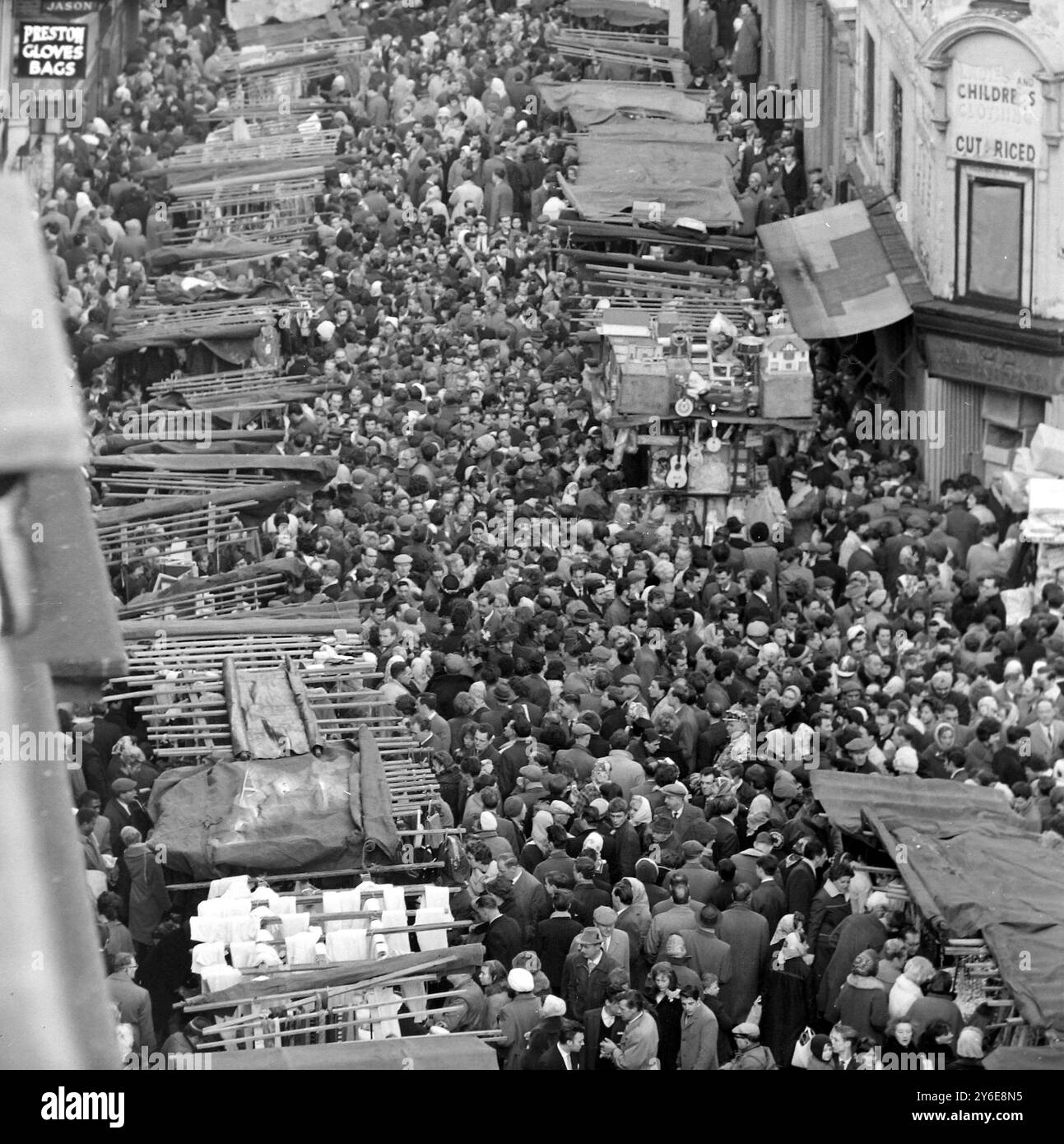 PETTICOAT LANE STALLS VIEW LONDON ; 12 DECEMBER 1962 Stock Photo - Alamy