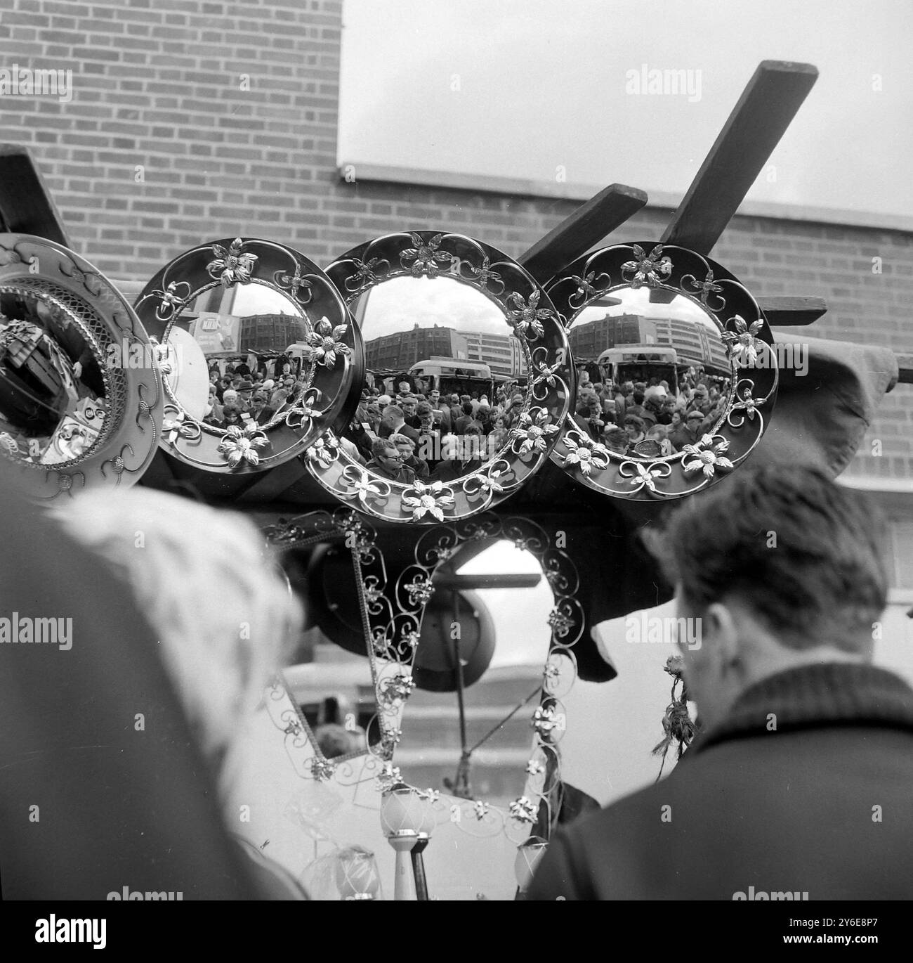 PETTICOAT LANE STALL VIEW LONDON ; 12 DECEMBER 1962 Stock Photo - Alamy