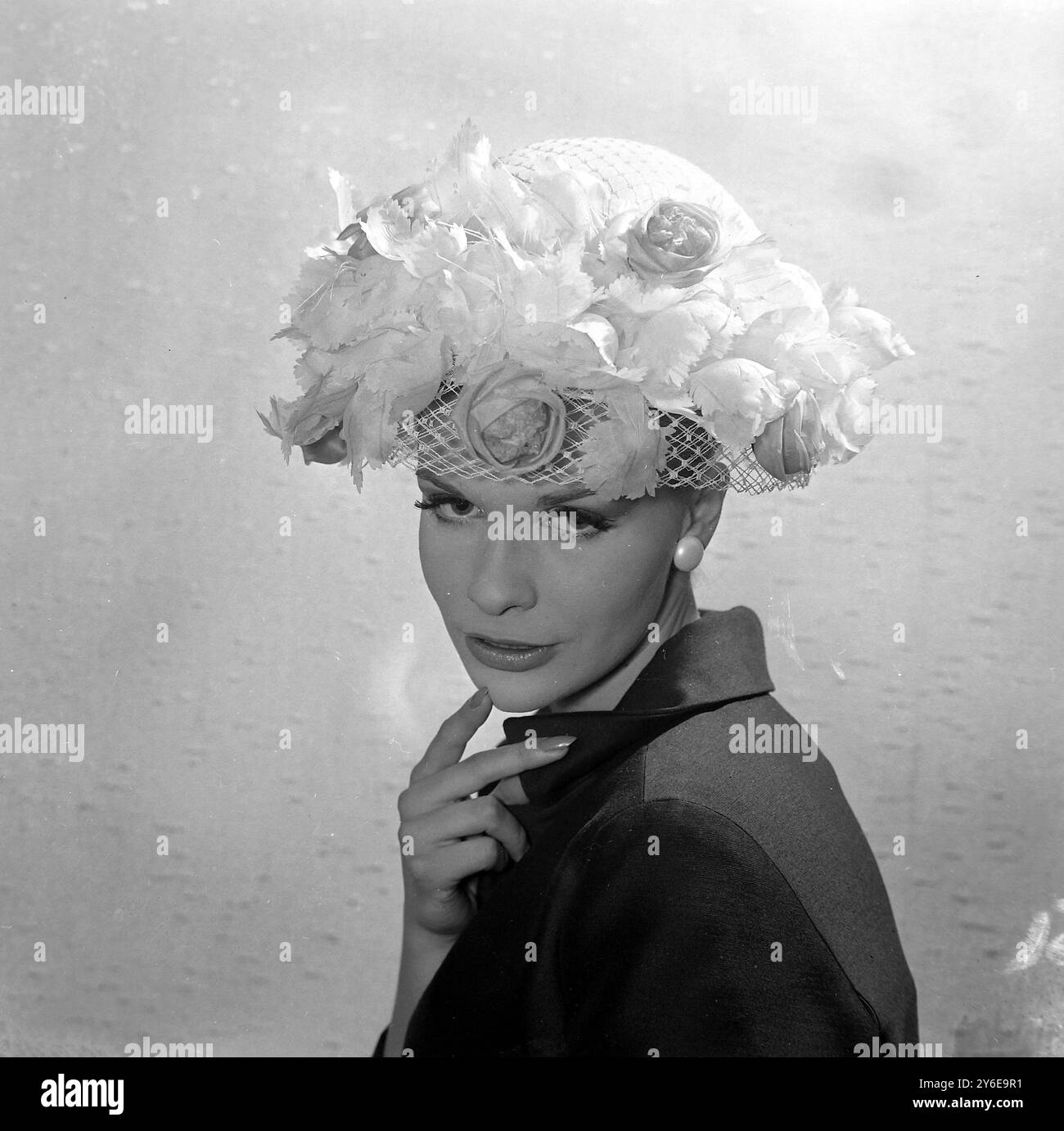 華やかな刺繍♪Christian Dior 1947 ボブハット Christian dior hat hi-res stock photography and images - Alamy