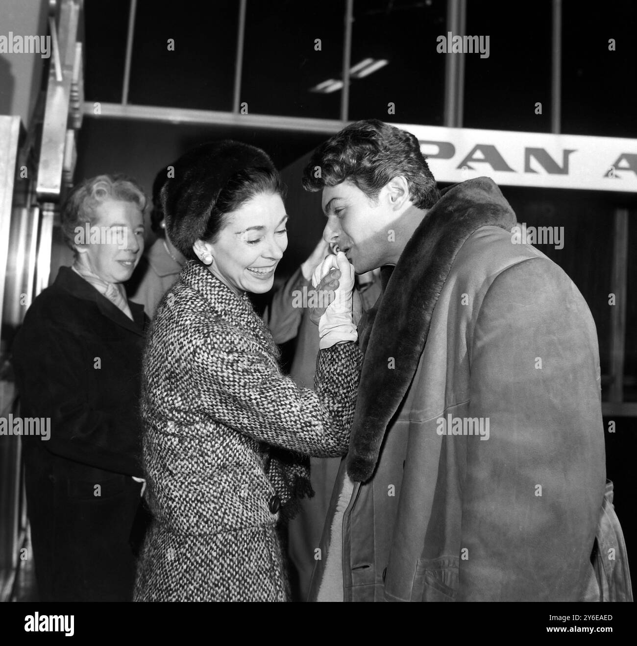 30 NOVEMBER 1962 DAME MARGOT FONTEYN AT LONDON AIRPORT TO GREET HER NEW ...