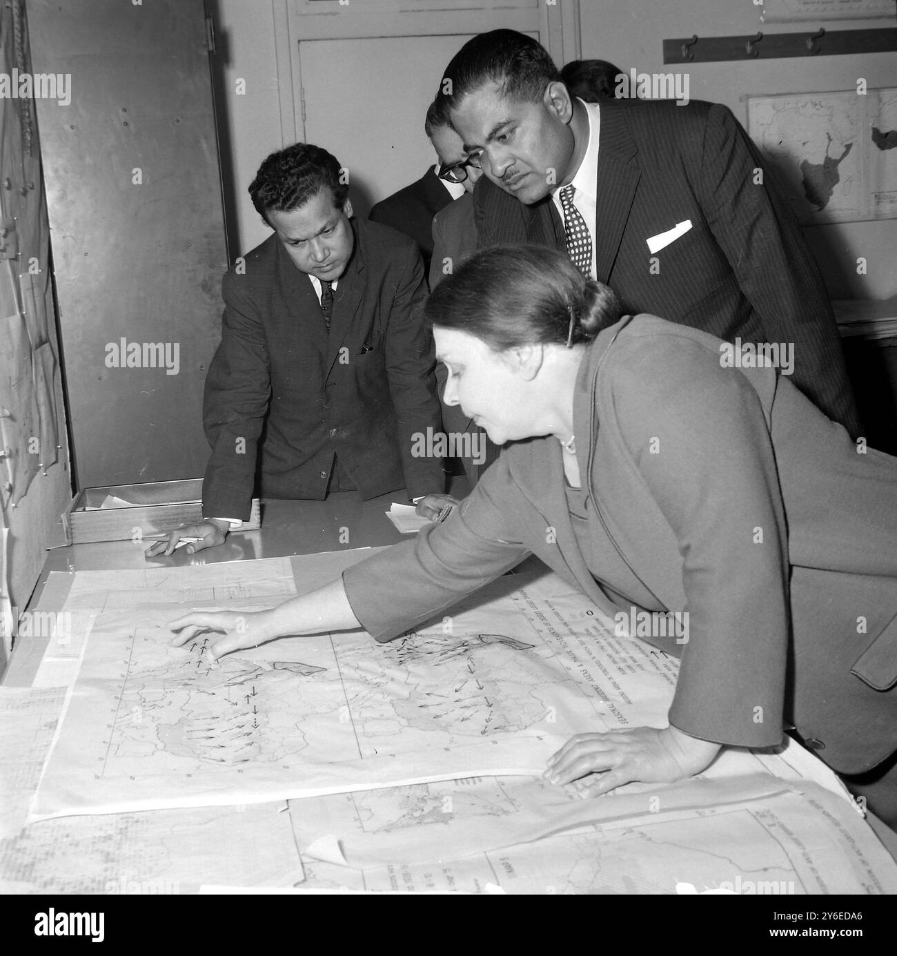 INSECT ANTI-LOCUST RESEARCH CENTRE WALOFF EXPLAINS A MAP ; 12 NOVEMBER ...