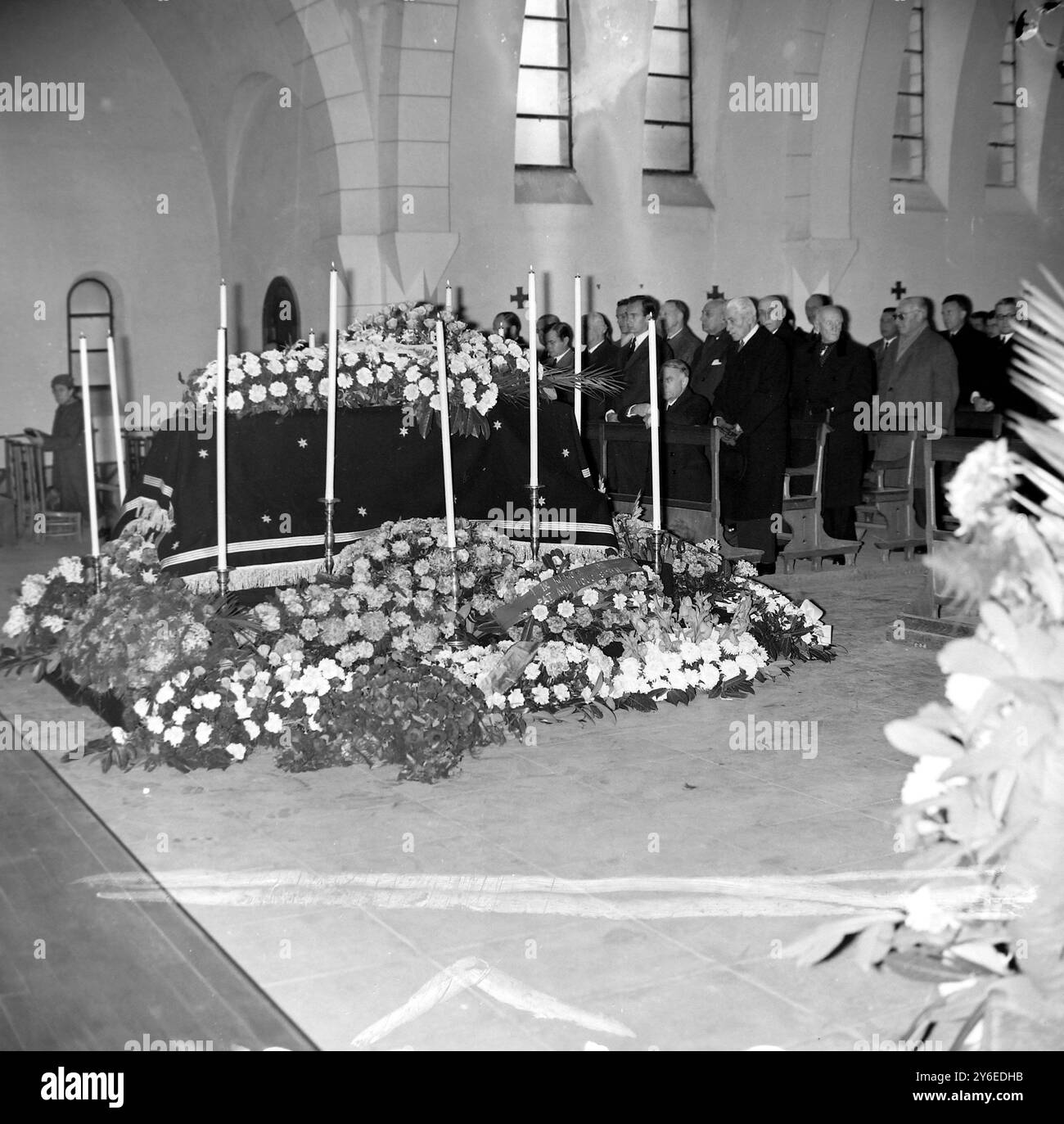 FUNERALS SELLWOOD N JOCKEY KARIM AGA KHAN KNEELING  ;  12 NOVEMBER 1962 Stock Photo