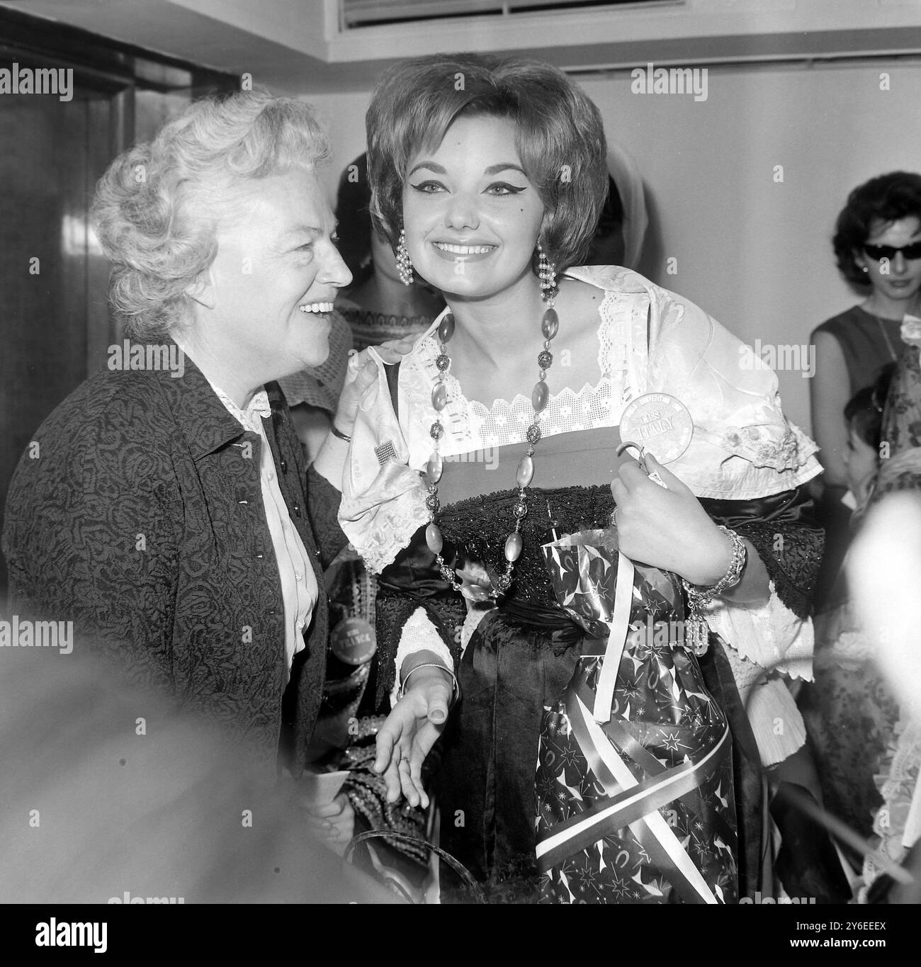 GRACIE FIELDS MISS ITALY AT SAVOY HOTEL / ; 6 NOVEMBER 1962 Stock Photo ...