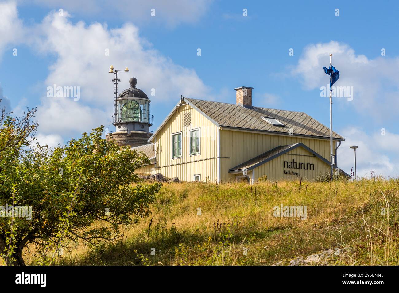 Kullen is the highest lighthouse in Sweden. There has been a lighthouse on this stretch of coast since 1561. Today, the lighthouse house houses the Naturum Kullaberg museum and a café with a sea view. At the tip of the Kullaberg peninsula stands the Kullens fyr lighthouse. Italienska vägen, Höganäs kommun, Skåne, Skåne, Sweden Stock Photo