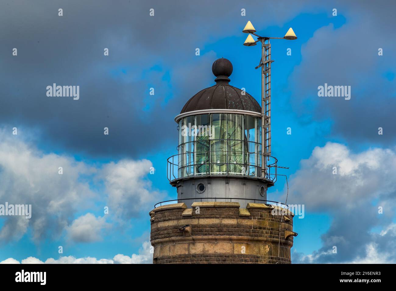 Dome of Kullen lighthouse with Fresnel lens, Naturum Kullaberg, Skåne. At the tip of the Kullaberg peninsula stands the Kullens fyr lighthouse. Italienska vägen, Höganäs kommun, Skåne, Skåne, Sweden Stock Photo