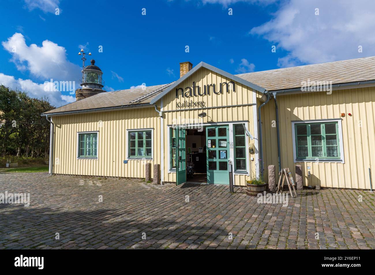 The Kullen lighthouse house is home to the Naturum Kullaberg museum and a café with a view of the sea. At the tip of the Kullaberg peninsula stands the Kullens fyr lighthouse. Italienska vägen, Höganäs kommun, Skåne, Skåne, Sweden Stock Photo