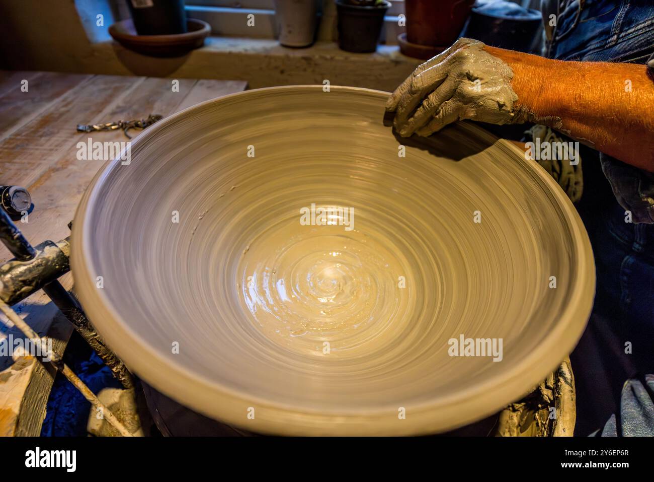 Lisa Wohlfahrt at the potter's wheel in her studio in Mölle. Each piece goes through up to 15 processing steps before it is finished and is unique, Mölle Krukmakeri. Mölle Krukmakeri has grown from a pure pottery business into a trendy shop and restaurant. Mölle hamnallé, Höganäs kommun, Skåne, Sweden Stock Photo