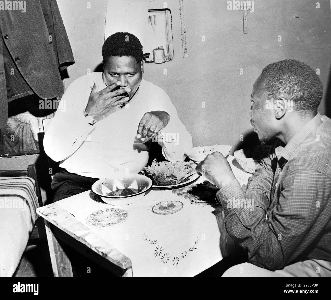 JOSHUA NKOMO EATS  IN MUD HUT /  ;  7 OCTOBER 1962 Stock Photo