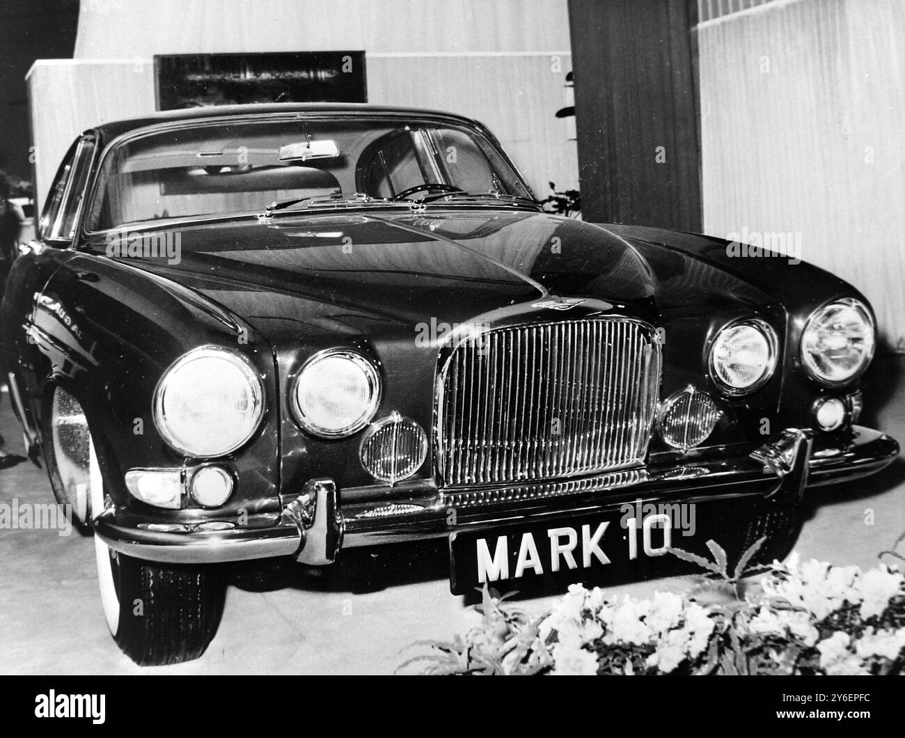 MOTOR CAR JAGUAR MK 10 AT PARIS MOTOR SHOW ; 5 OCTOBER 1962 Stock Photo ...