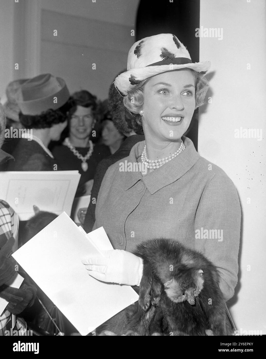 Women london 1962 hi-res stock photography and images - Alamy