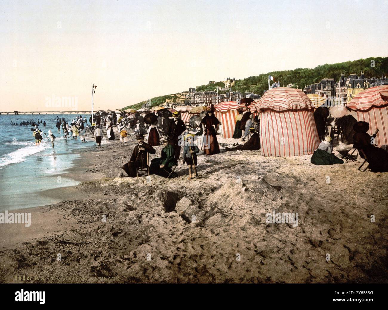 Der Strand zur Badesaison, Trouville, Frankreich, ca 1890, Historisch ...