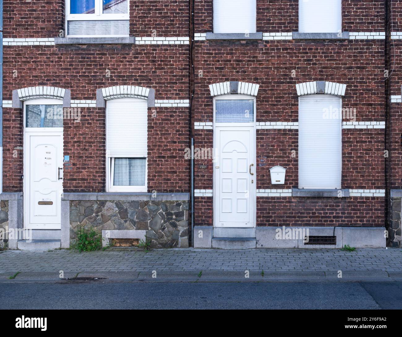 Modest facade hi-res stock photography and images - Alamy