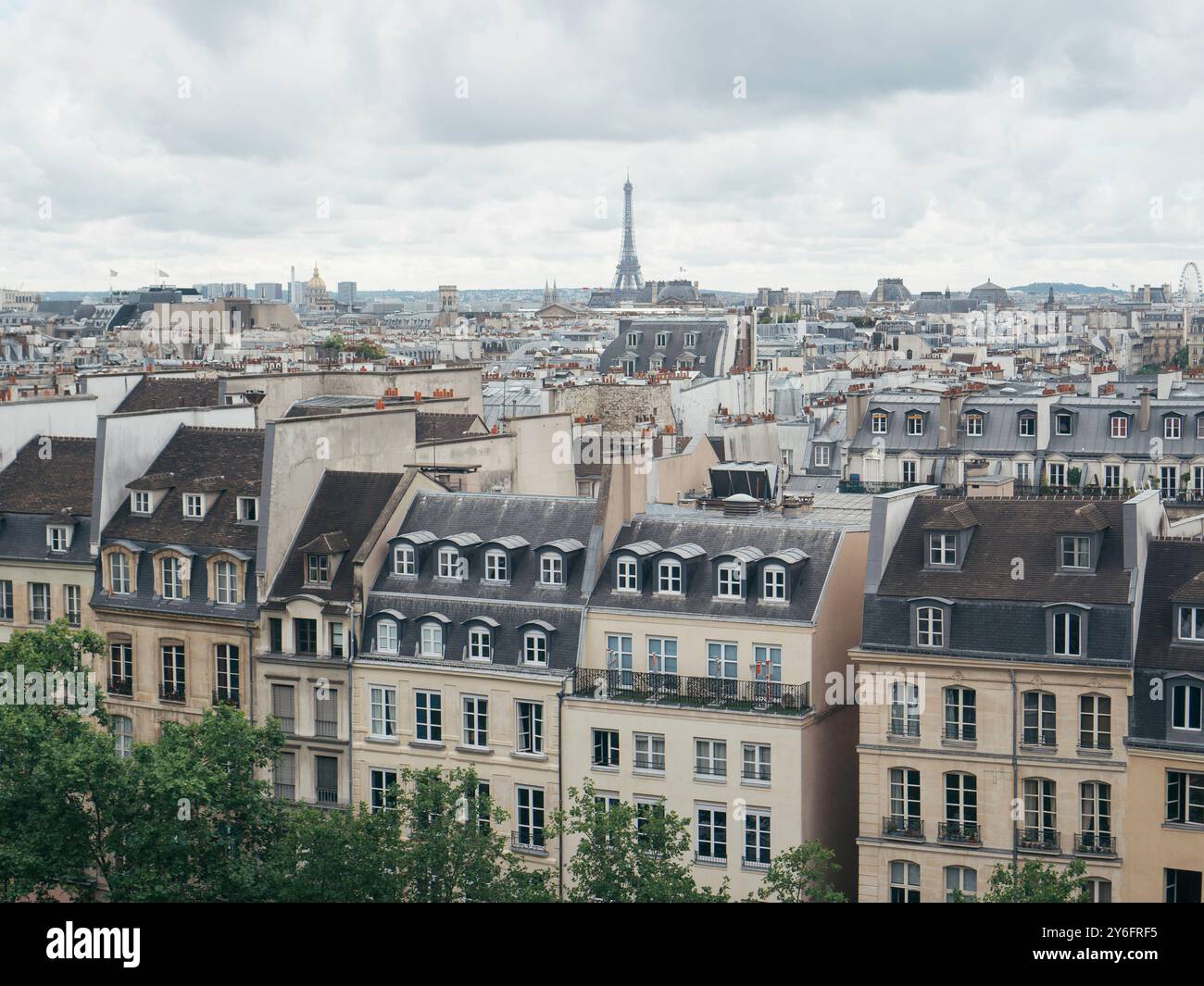 Paris Buildings Rooftops Skyline view modern rooftops hi-res stock photography and images - Alamy