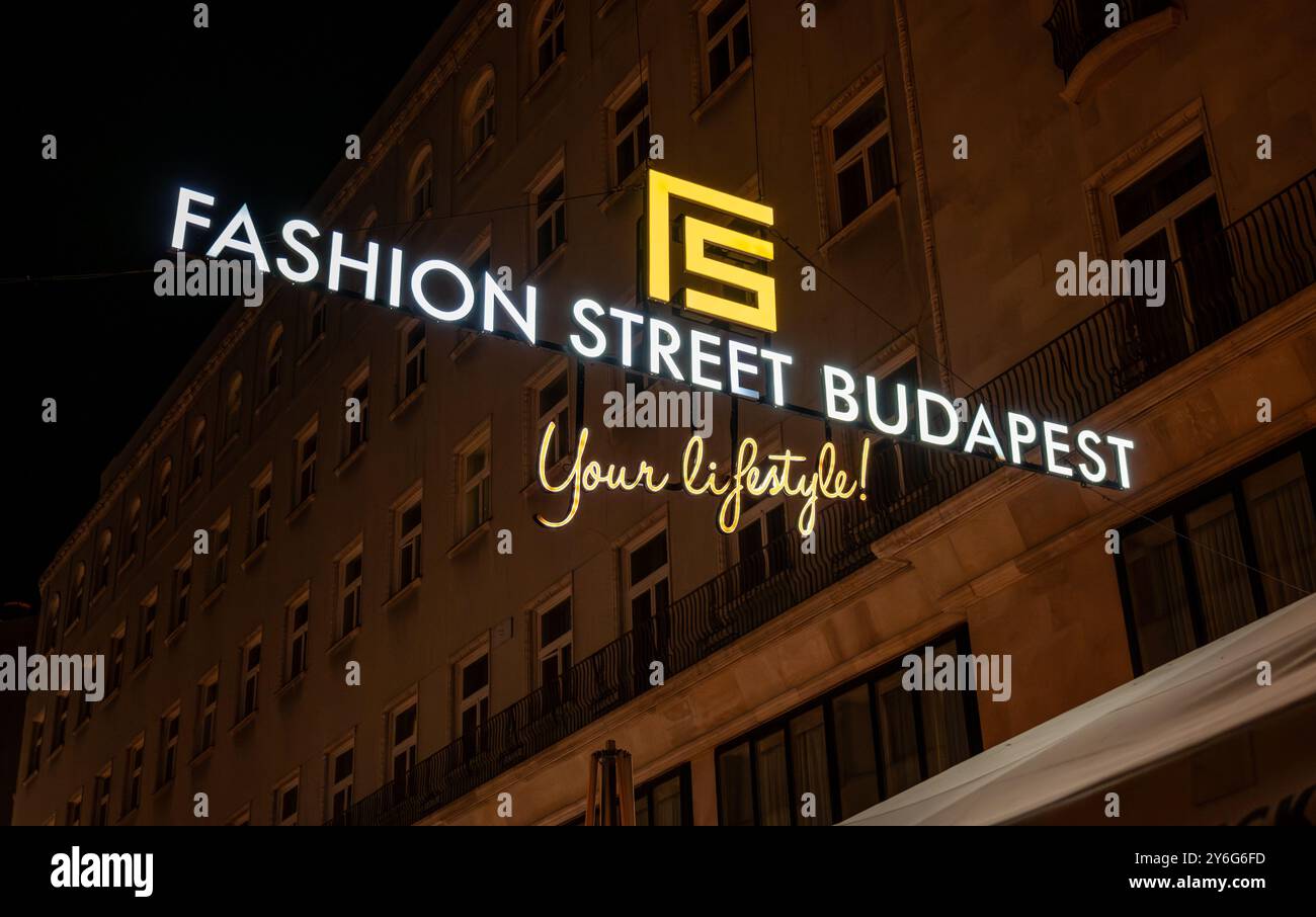 Sophisticated shopping center hi-res stock photography and images - Alamy