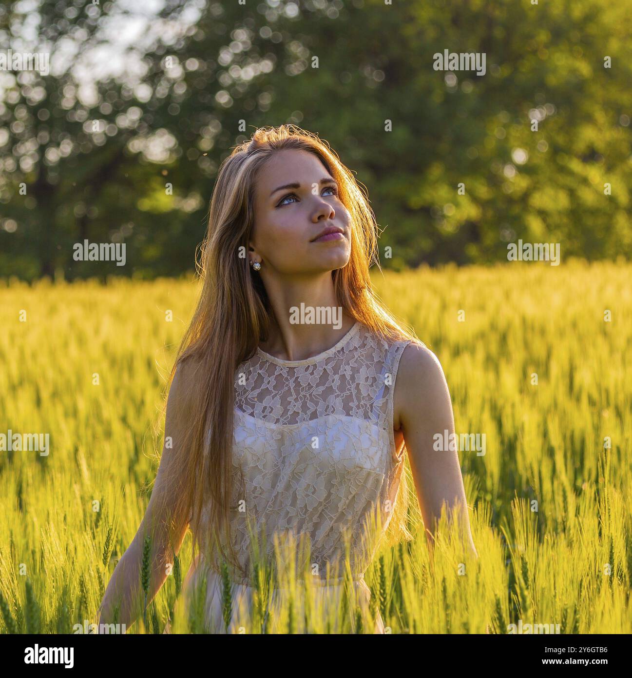 Girl in field looking at sunset hi-res stock photography and images - Alamy
