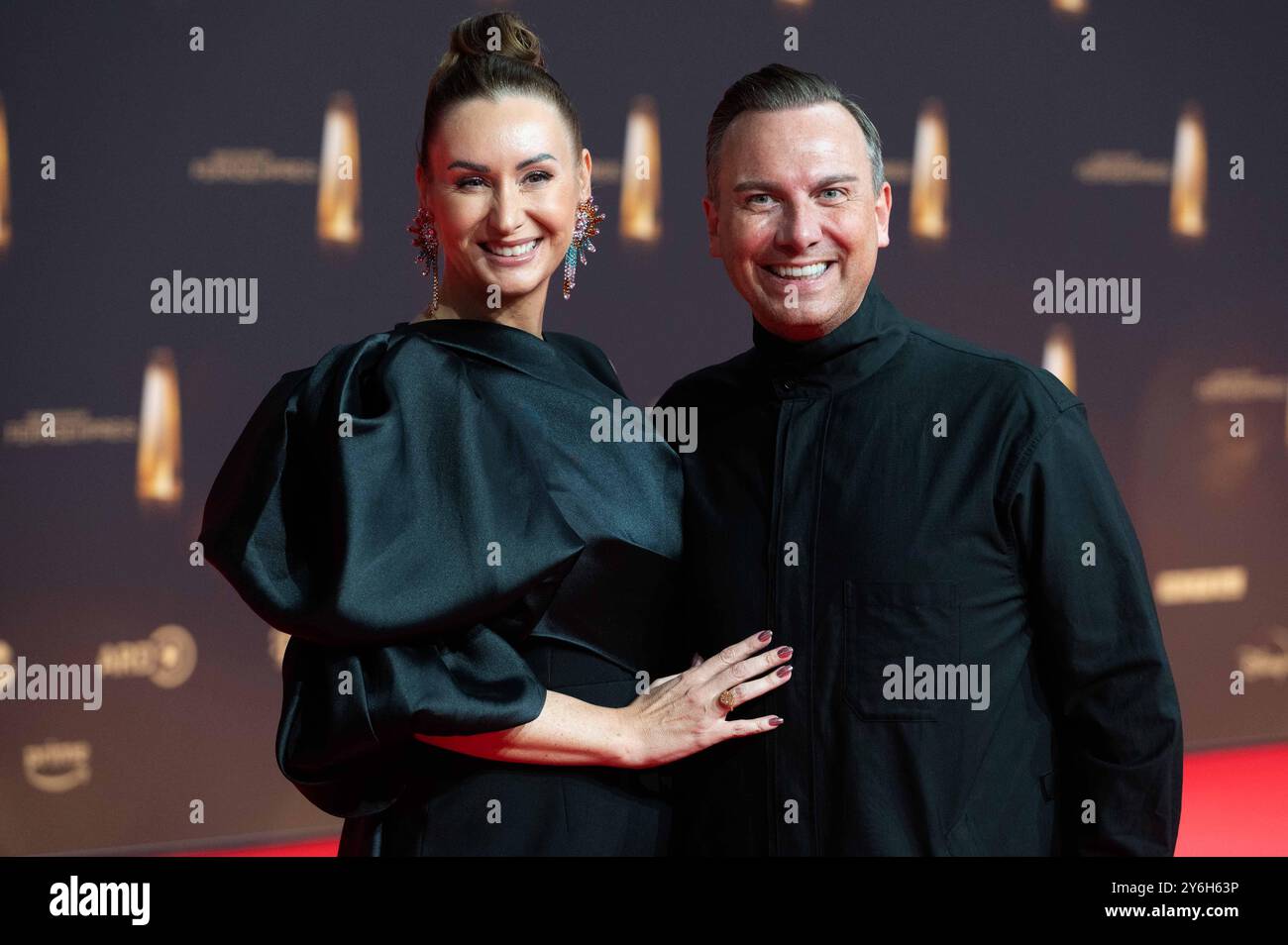 Tim Raue mit Frau Katharina Wolschner beim Deutschen Fernsehpreis 2024 in  den MMC Studios in Köln am 25.09.2024 *** Tim Raue with Ms. Katharina  Wolschner at the German Television Award 2024 at