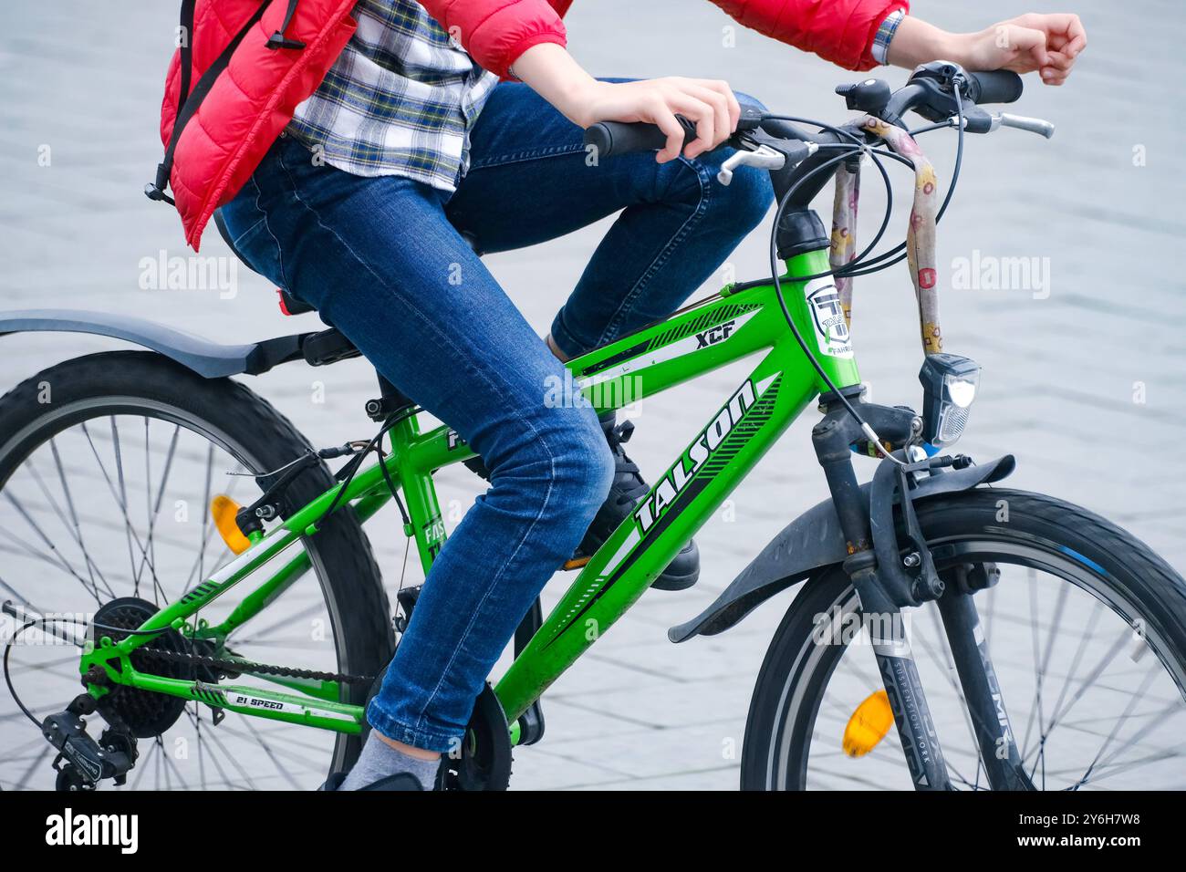 Dusseldorf 26.09.2024 Fahrrad Jugendlicher Kettenschaltung Fahrradkette Schutzblech Radfahrer Fahrradfahrer Talson XCF Dusseldorf Nordrhein Westfalen Deutschland Dusseldorf 26 09 2024 bicycle youth de...