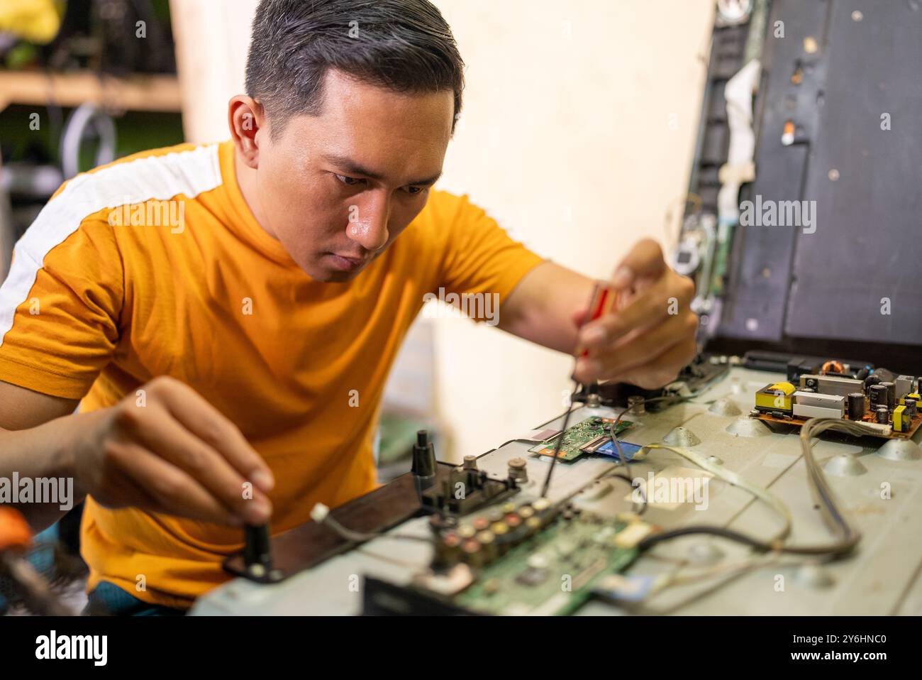 Tv station technician hi-res stock photography and images - Alamy