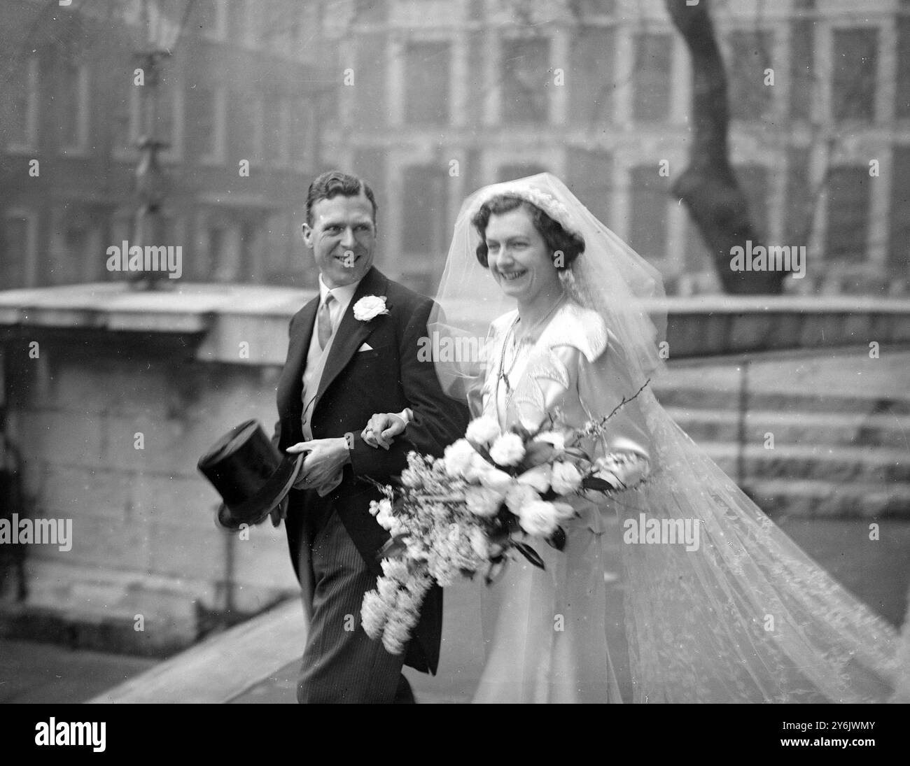 Mr Aubrey Burke and Miss Rosalind Norman ( daughter of Sir Henry Norman ) at St John ' s Church , Smith Square , London , England . 29 February 1936 Stock Photo