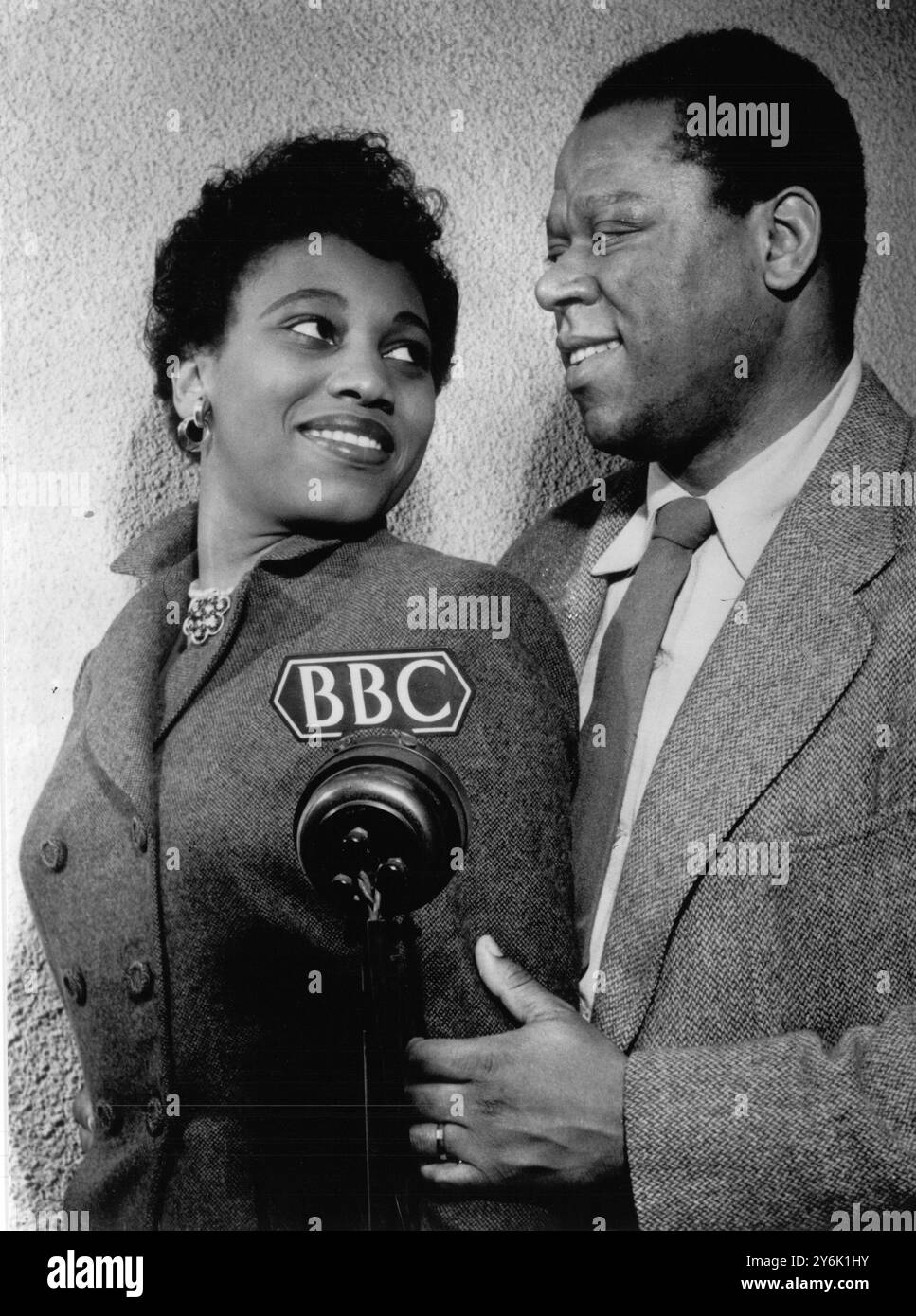 Leontyne Price as Bess and William Warfield as Porgy visited a BBC studio to broadcast excerpts from the opera Porgy and Bess in Henry Hall's Guest Night 22 January 1953 Stock Photo