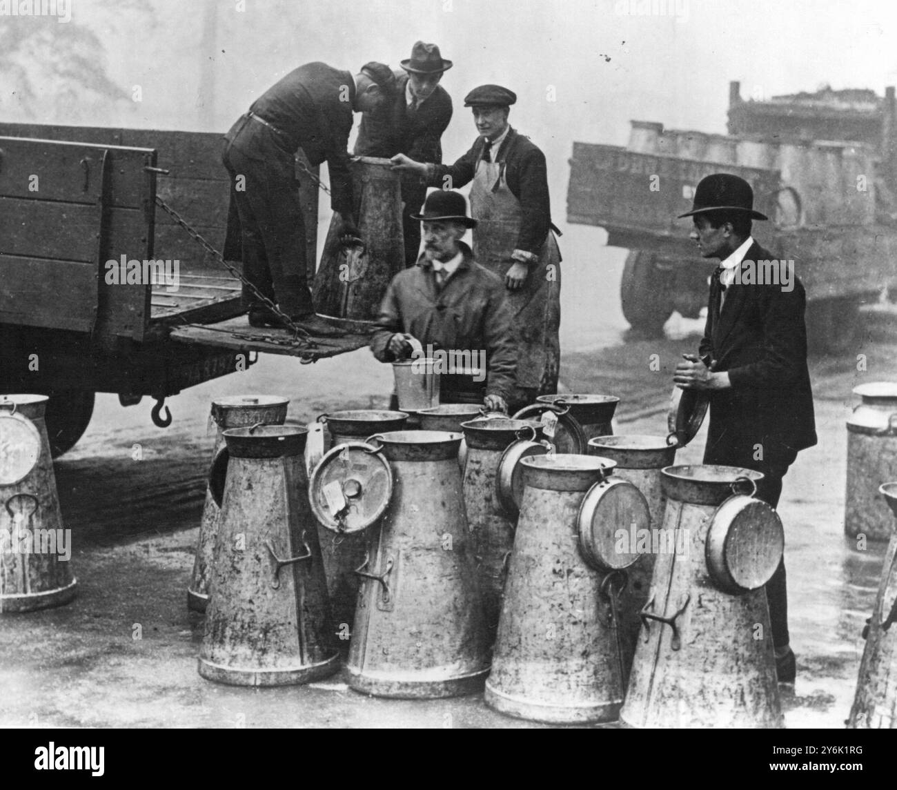 There were no shortage of volunteers undergraduates and other hastened to help  here volunteers unload milk churns during the General Strike 1926 Stock Photo