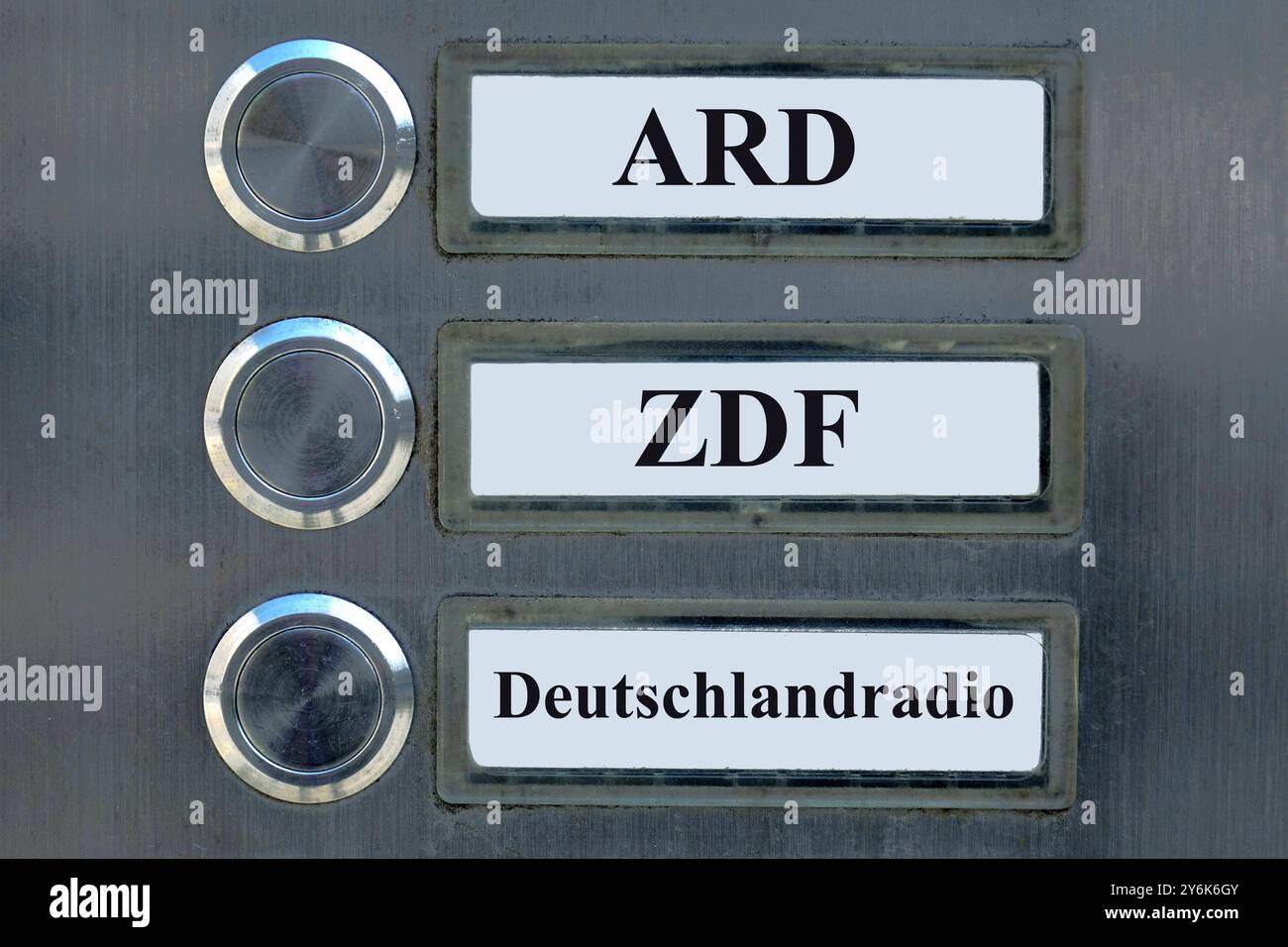 Klingelschilder mit Schriftzüge ARD, ZDF und Deutschlandradio ...