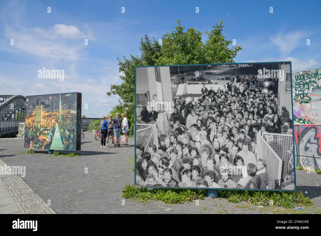 Fotoausstellung zum Mauerfall, Reste der Berliner Mauer, Gedenkstelle Grenzübergang Bornholmer Straße, Mitte, Berlin, Deutschland Stock Photo