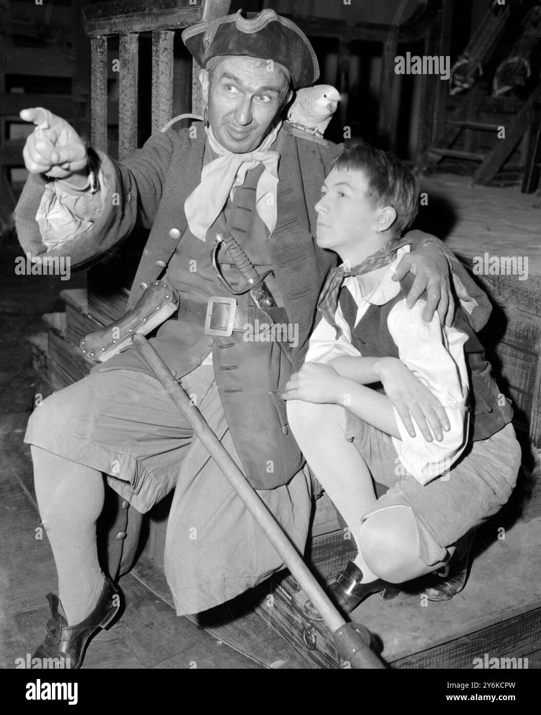 Bernard Miles as long John Silver with his parrot  Captain Flint and  John Hall during rehearsals at Mermaid Theatre of Treasure Island December 1959 Stock Photo