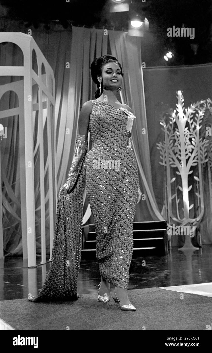 Appearing in the night Black and White Stock Photos Images Alamy