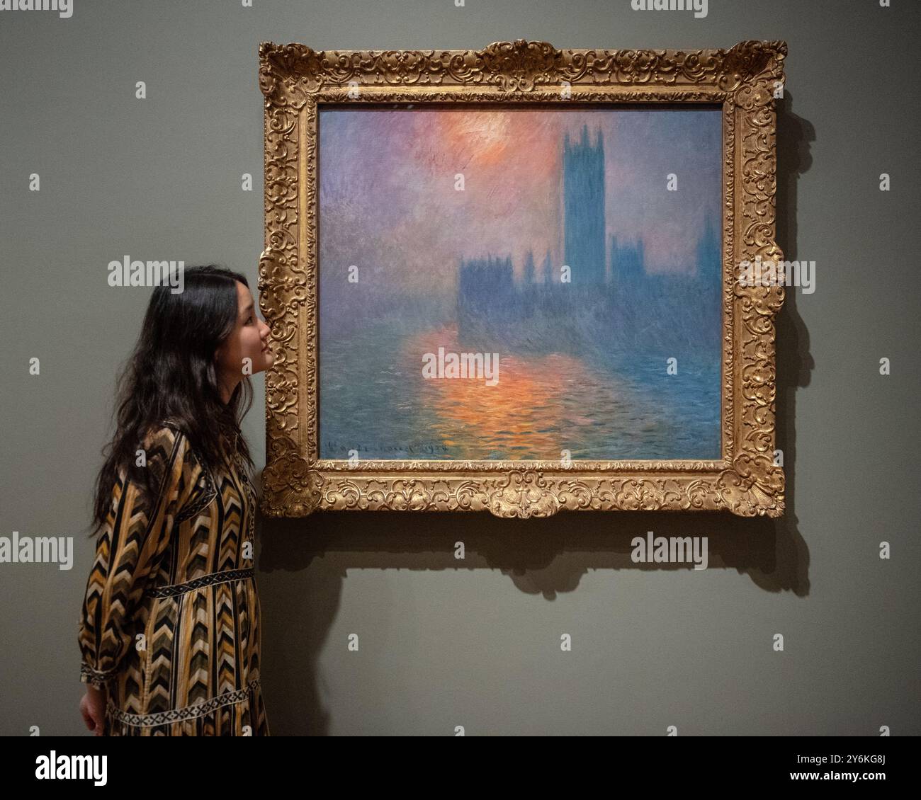 London, England, UK. 26th Sep, 2024. A woman looks at a painting by Claude Monet during the press preview of the exhibition featuring the artist's Impressionist paintings of London at The Courtauld Gallery in London. (Credit Image: © Thomas Krych/ZUMA Press Wire) EDITORIAL USAGE ONLY! Not for Commercial USAGE! Stock Photo