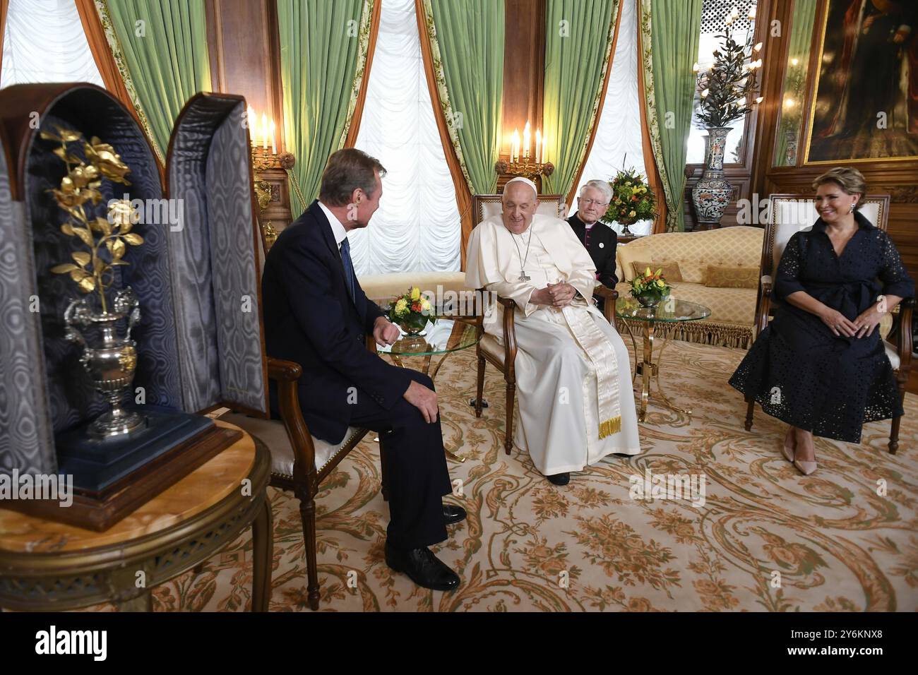  no libri luxembourg 2024 9 26 pope francis is flanked by