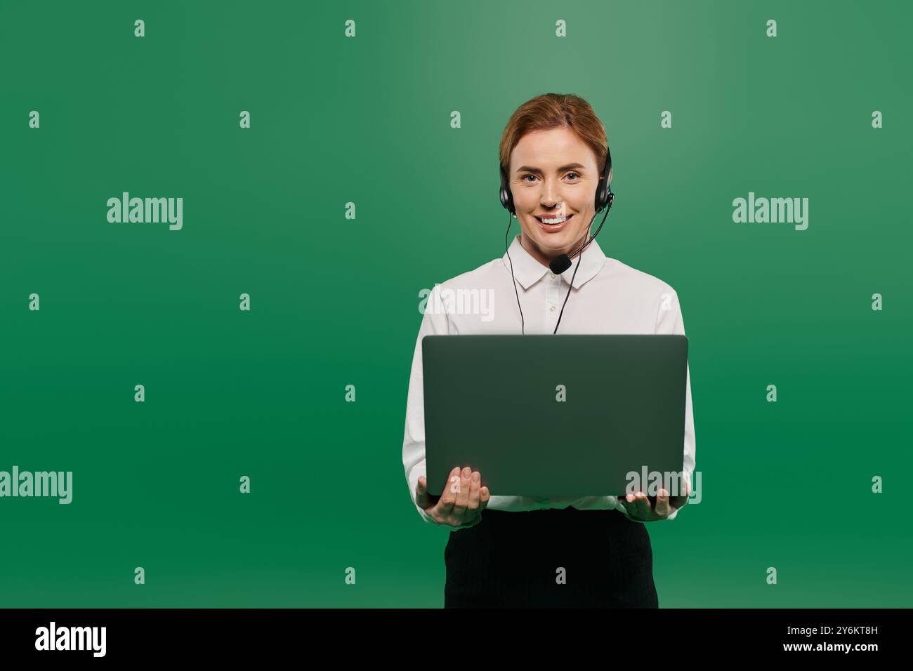 Call handler operator hi-res stock photography and images - Alamy