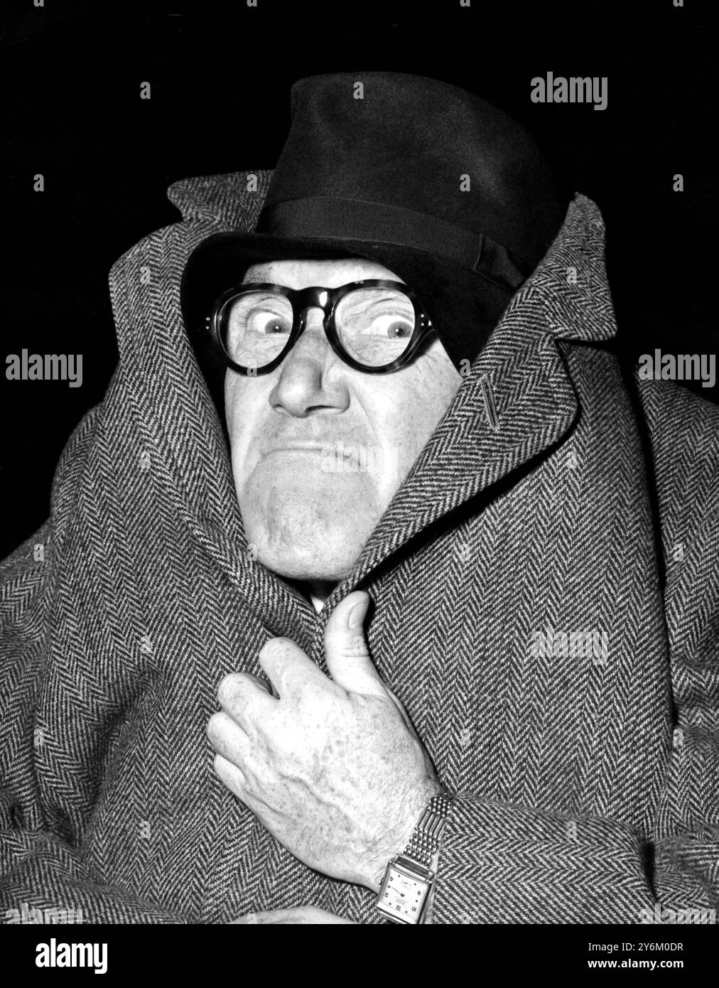 Arthur Askey arriving aboard the Cunard liner Queen Elizabeth from a ...