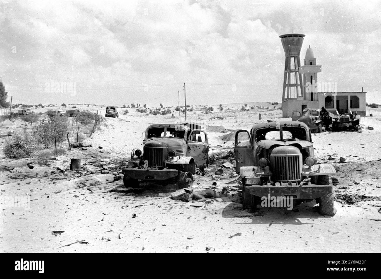 6 Day War El Arish, Egypt: The body of a dead Egyptian lies between two wrecked Egyptian army vehicles near the El Arish Rail Depot  7 June 1967 Stock Photo