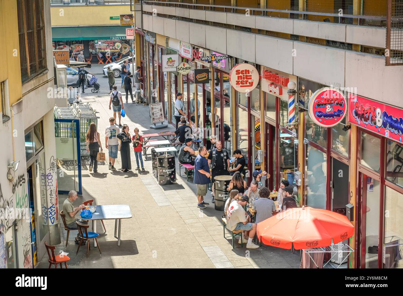 Gastronomie, Straßenszene, Passanten, Kottbusser Tor, Kreuzberg, Berlin, Deutschland Stock Photo