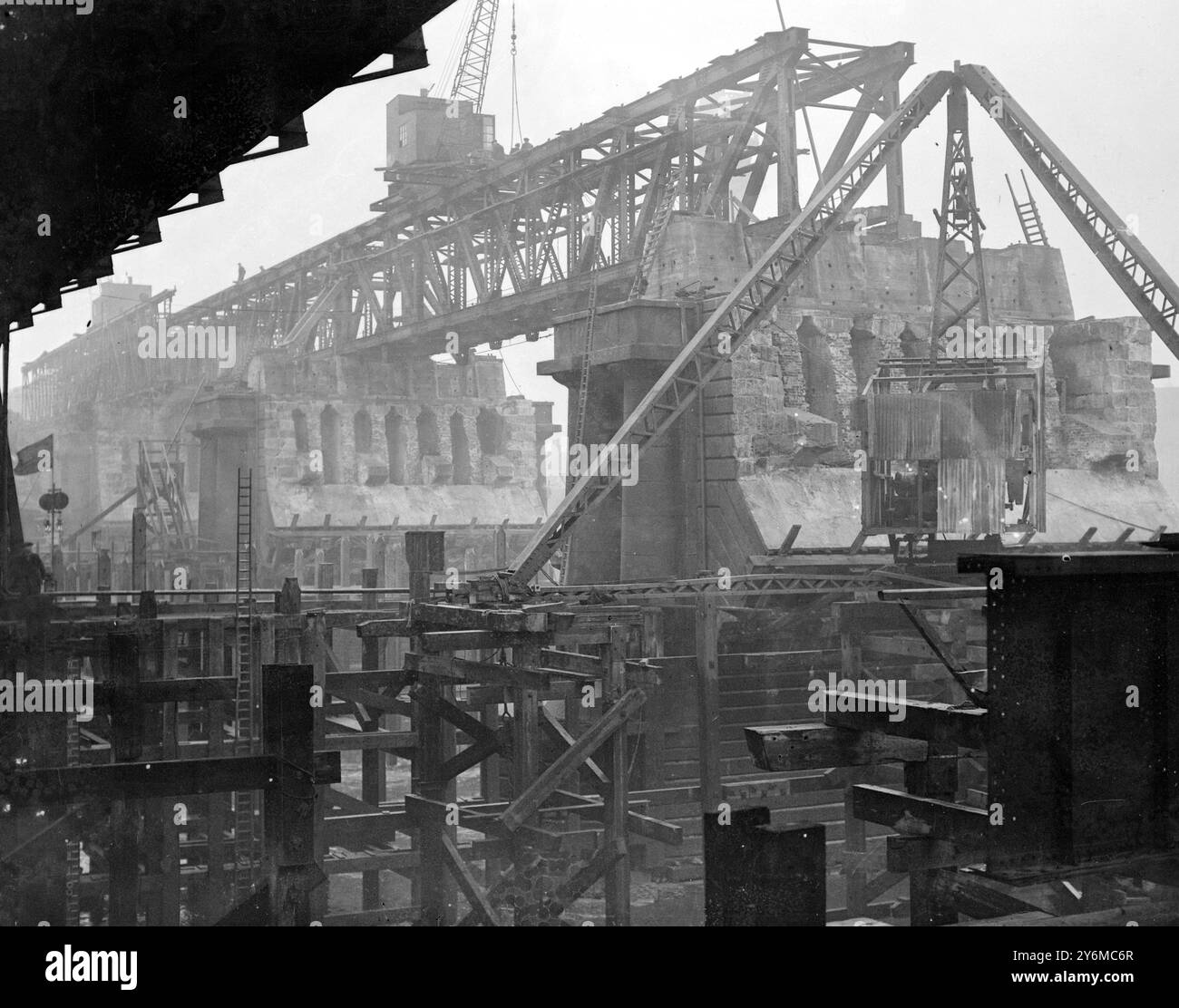 The delicate task of removing the arches of Waterloo Bridge has now ...